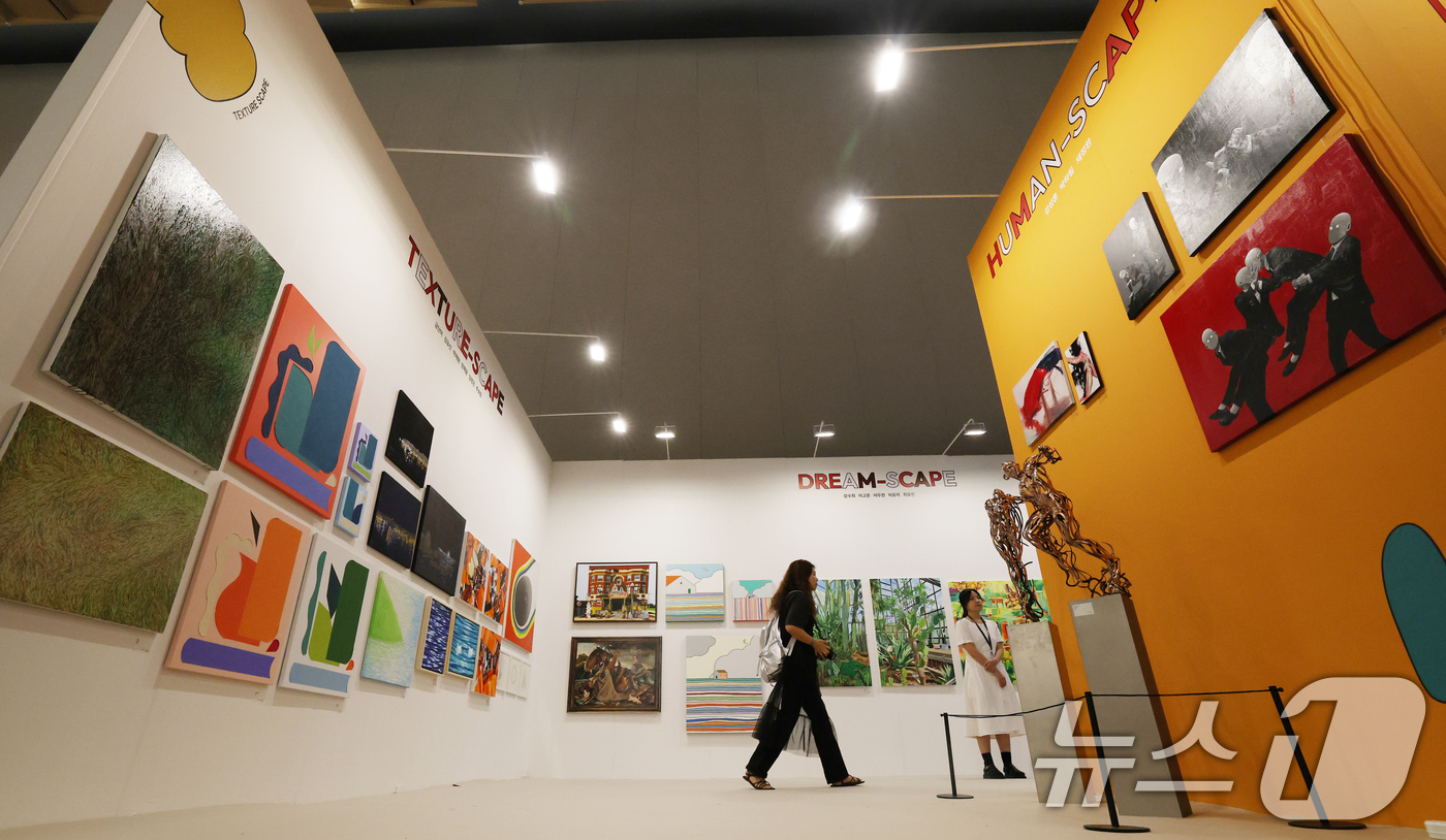 (수원=뉴스1) 김영운 기자 = 26일 오전 경기 수원시 영통구 수원컨벤션센터에서 열린 '2025 화랑미술제 in 수원'에서 다양한 회화, 조각, 미디어, 설치 등 미술작품들이 전 …