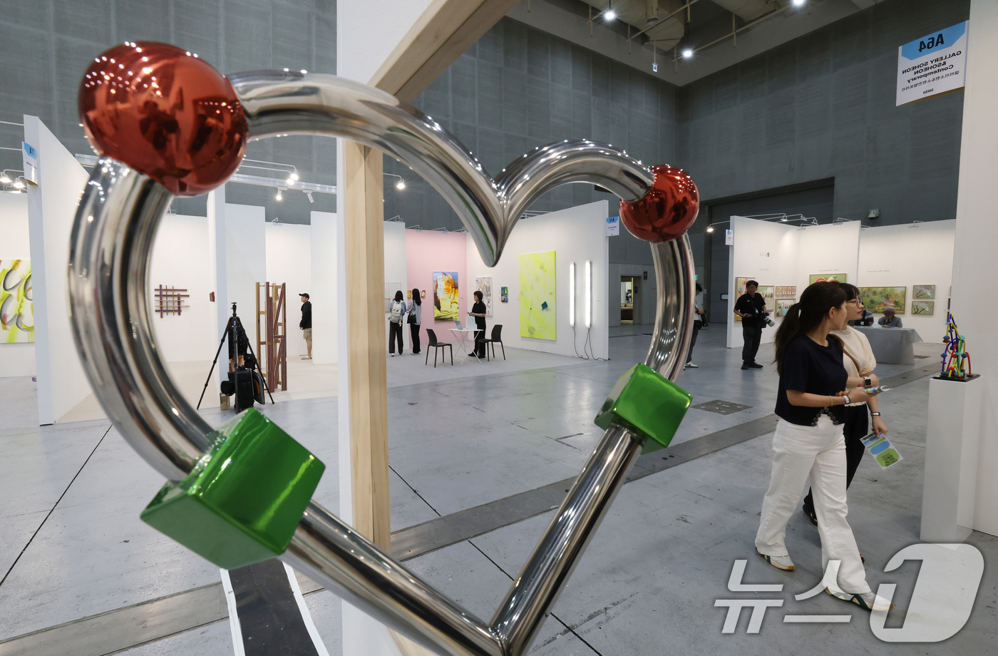 (수원=뉴스1) 김영운 기자 = 26일 오전 경기 수원시 영통구 수원컨벤션센터에서 열린 '2025 화랑미술제 in 수원'에서 다양한 회화, 조각, 미디어, 설치 등 미술작품들이 전 …