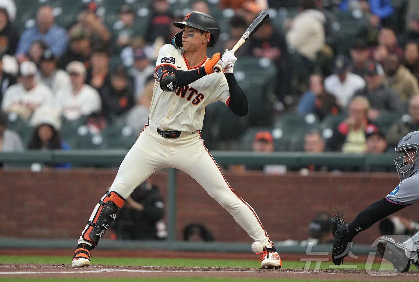본문 이미지 - 샌프란시스코 자이언츠 이정후가 26일(한국시간) 열린 2025 메이저리그 마이애미 말린스전에서 사사구 3개를 얻어 출루했다. ⓒ AFP=뉴스1