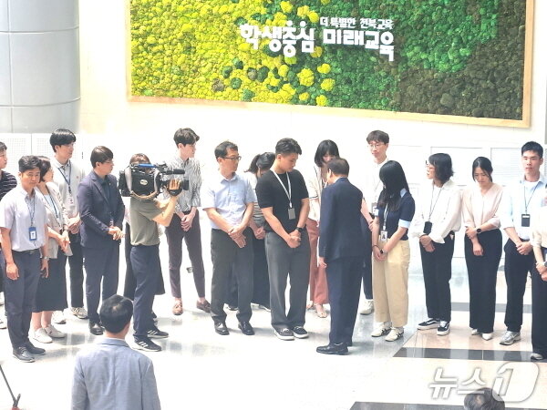 본문 이미지 - 대법원에서 당선무효형이 확정된 뒤 서거석 교육감이 26일 전북교육청 현관에서 직원들과 악수를 나누고 있다./뉴스1 임충식 기