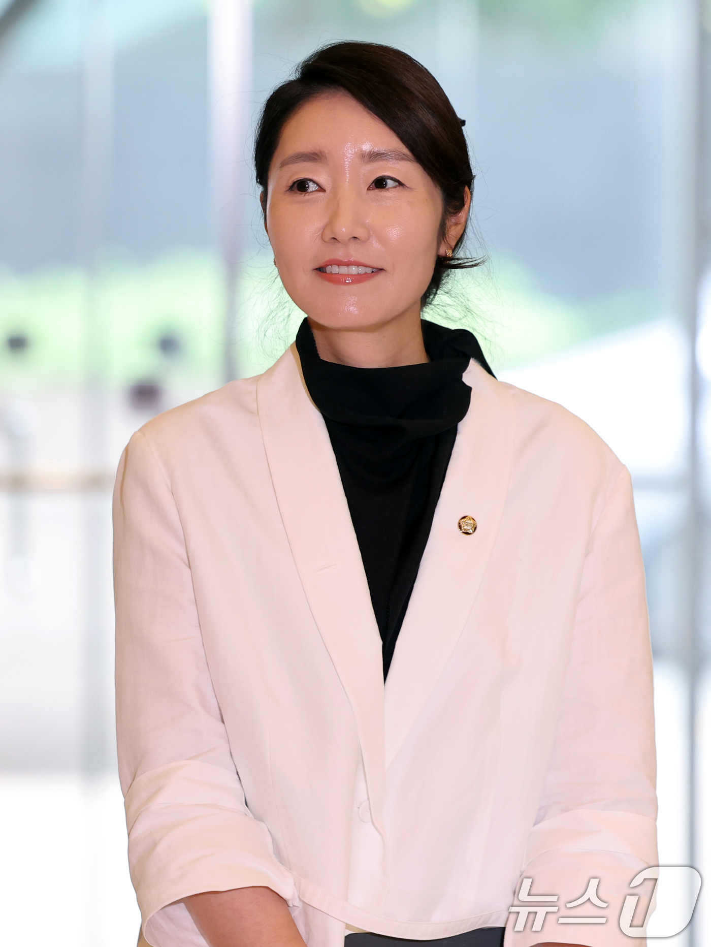 (서울=뉴스1) 황기선 기자 = 강선우 여성가족부 장관 후보자가 26일 오후 서울 종로구 이마빌딩에 마련된 인사청문회 사무실로 출근하고 있다.  2025.6.26/뉴스1