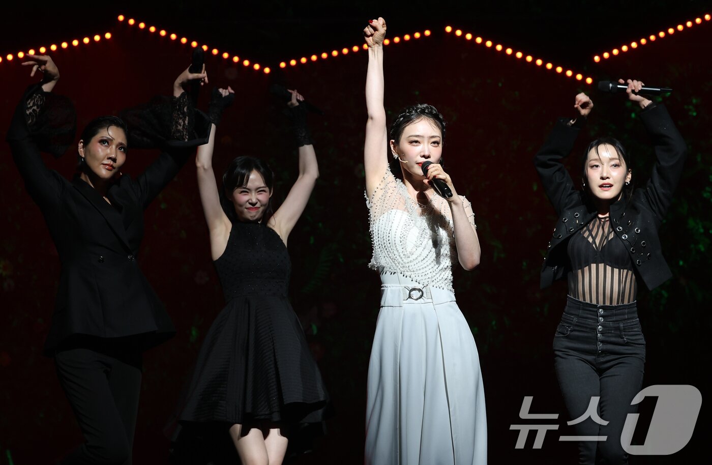 본문 이미지 - 배우 김히어라&#40;왼쪽 세번째&#41;가 26일 오후 서울 종로구 놀 유니플렉스 열린 뮤지컬 ‘프리다’ 프레스콜에서 열연을 펼치고 있다. 2025.6.26/뉴스1 ⓒ News1 권현진 기자