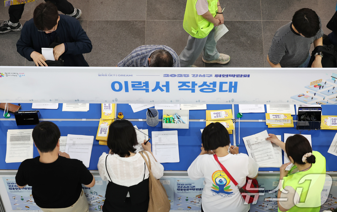 (서울=뉴스1) 장수영 기자 = 26일 오후 서울 강서구 서울창업허브엠플러스에서 열린 2025 강서구 취업박람회를 찾은 구직자들이 이력서를 작성하고 있다. 2025.6.26/뉴스1 …