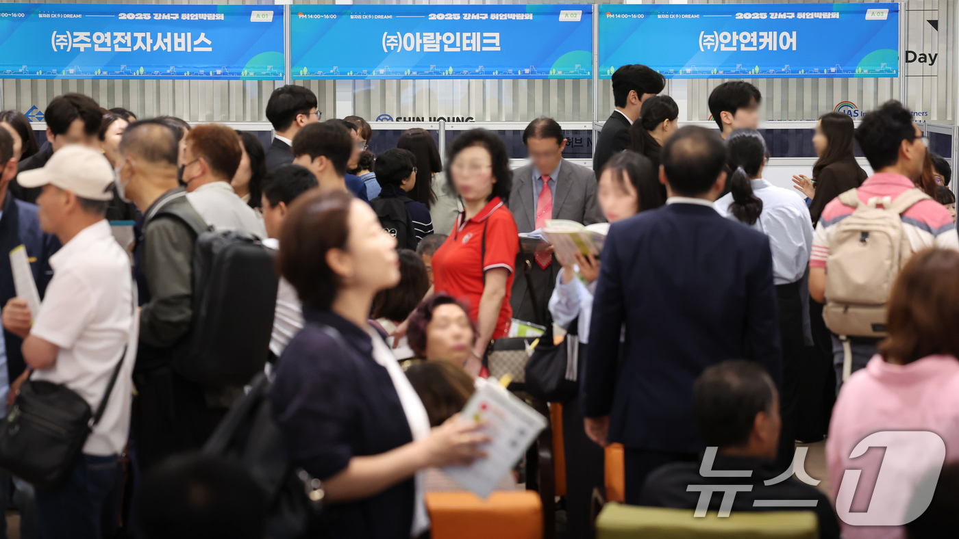 (서울=뉴스1) 장수영 기자 = 26일 오후 서울 강서구 서울창업허브엠플러스에서 열린 2025 강서구 취업박람회를 찾은 구직자들이 면접을 대기하고 있다. 2025.6.26/뉴스1