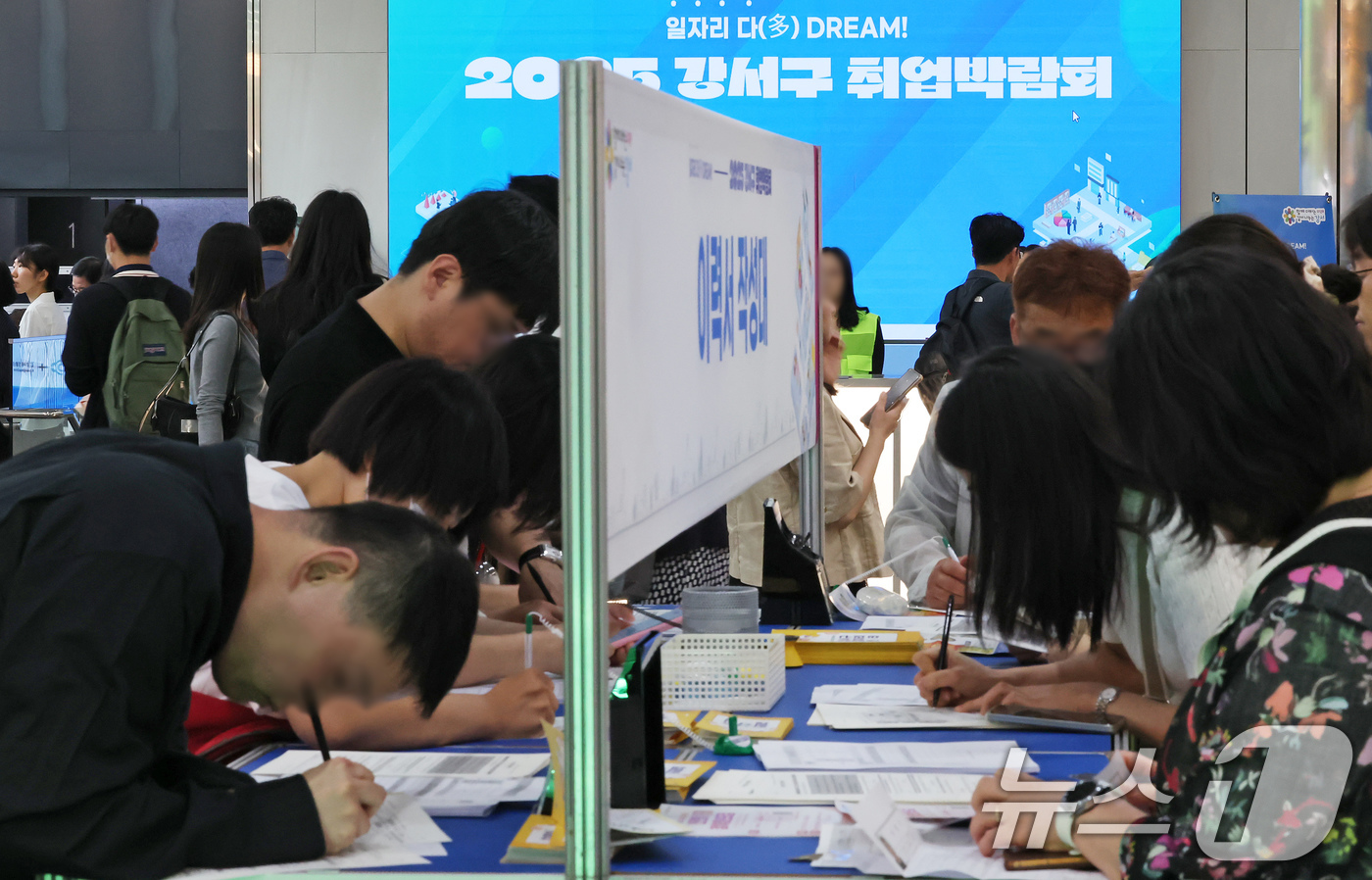 (서울=뉴스1) 장수영 기자 = 26일 오후 서울 강서구 서울창업허브엠플러스에서 열린 2025 강서구 취업박람회를 찾은 구직자들이 이력서를 작성하고 있다. 2025.6.26/뉴스1 …
