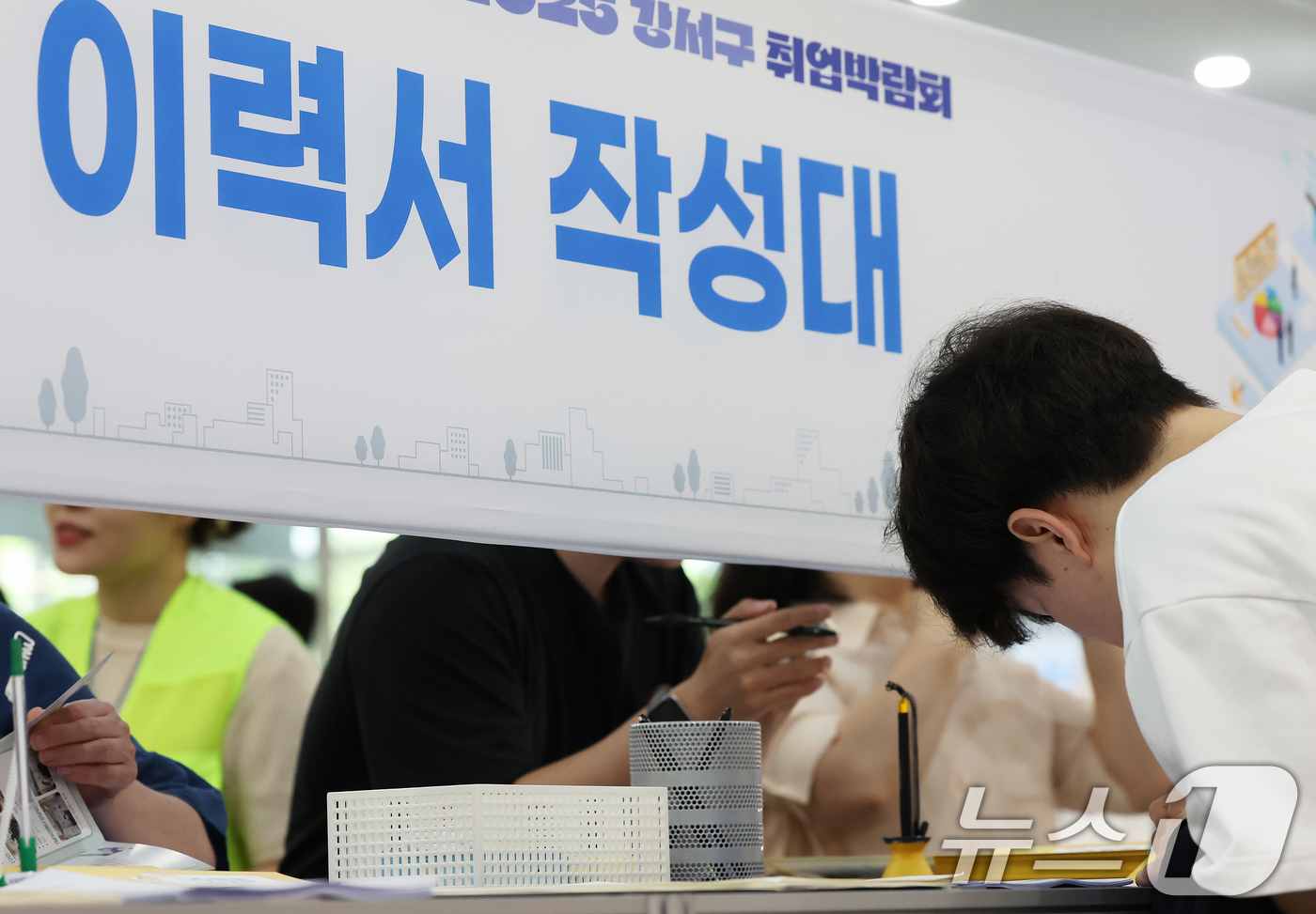 (서울=뉴스1) 장수영 기자 = 26일 오후 서울 강서구 서울창업허브엠플러스에서 열린 2025 강서구 취업박람회를 찾은 구직자들이 이력서를 작성하고 있다. 2025.6.26/뉴스1 …
