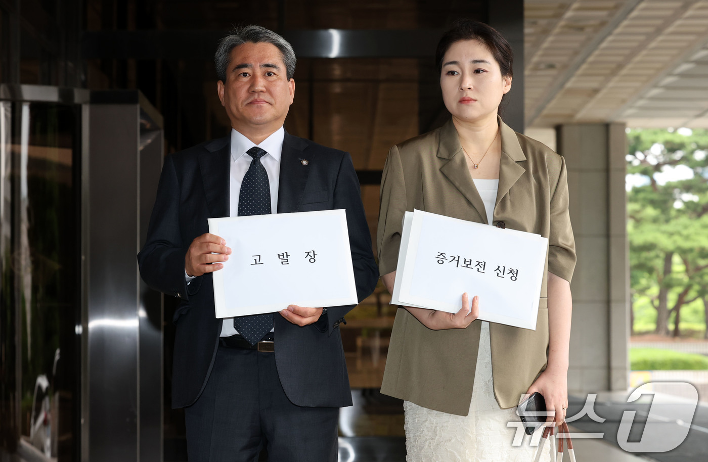 (서울=뉴스1) 박세연 기자 = 윤석열 전 대통령 법률대리인 송진호, 김계리 변호사가 26일 비화폰 기록 임의제출과 관련해 경호처 지휘부 등 8명을 대통령기록물 관리법 위반, 군사 …