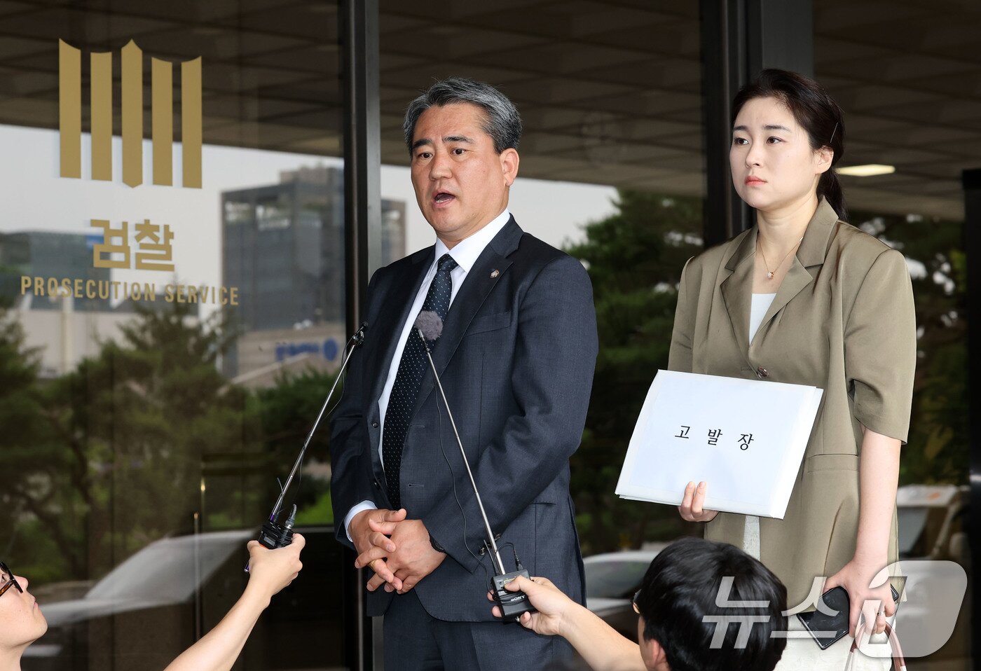 본문 이미지 - 윤석열 전 대통령 법률대리인 송진호, 김계리 변호사가 26일 비화폰 기록 임의제출과 관련해 경호처 지휘부 등 8명을 대통령기록물 관리법 위반, 군사기밀보호법 위반, 직권남용 등으로 고발하기 위해 서초구 서울중앙지방검찰청에 들어서며 취재진의 질문을 받고 있다./뉴스1 ⓒ News1 박세연 기자