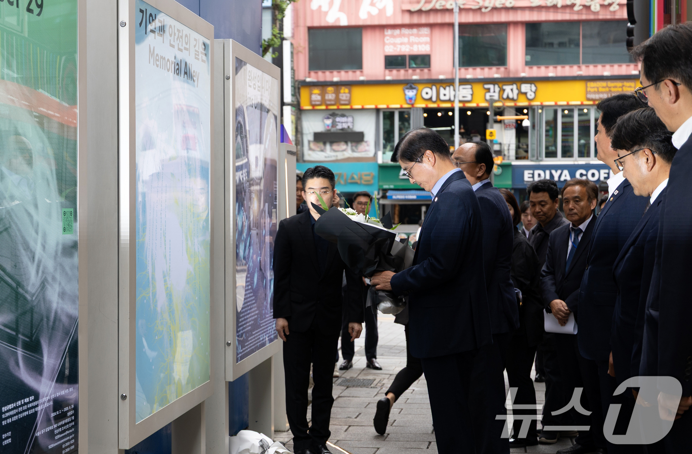 (서울=뉴스1) 이승배 기자 = 이해식 국정기획위원회 정치행정분과장이 위원들과 함께 26일 오후 서울 용산구 이태원 참사 현장인 '10.29 기억과 안전의 길'을 찾아 희생자들을 …