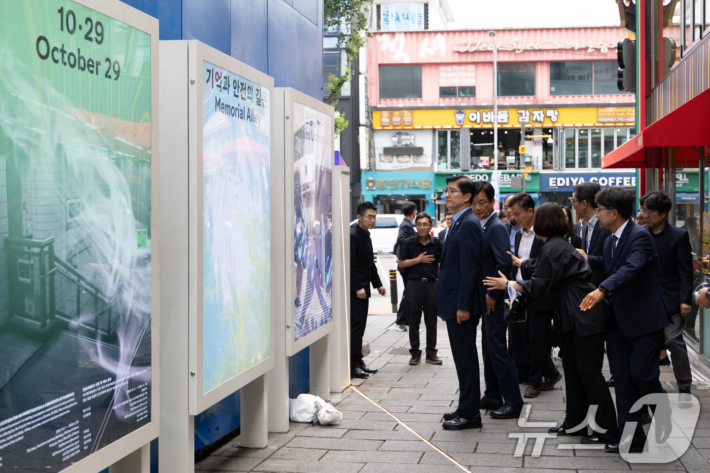 (서울=뉴스1) 이승배 기자 = 이해식 국정기획위원회 정치행정분과장이 위원들과 함께 26일 오후 서울 용산구 이태원 참사 현장인 '10.29 기억과 안전의 길'을 찾아 희생자들을 …
