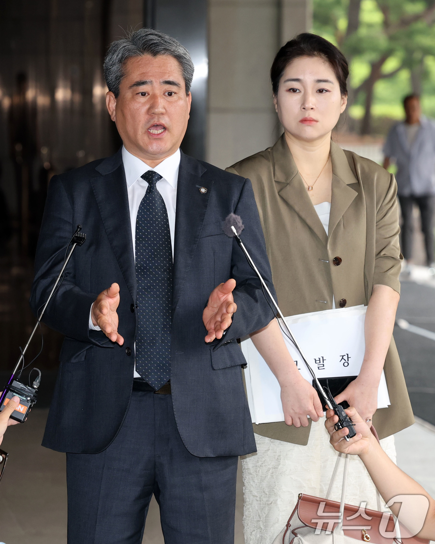 (서울=뉴스1) 박세연 기자 = 윤석열 전 대통령 법률대리인 송진호, 김계리 변호사가 26일 비화폰 기록 임의제출과 관련해 경호처 지휘부 등 8명을 대통령기록물 관리법 위반, 군사 …