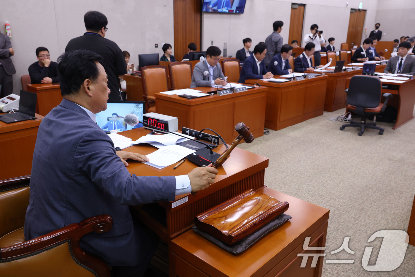 (서울=뉴스1) 이광호 기자 = 26일 오후 서울 여의도 국회에서 열린 농림축산식품해양수산위원회 전체회의에서 어기구 위원장이 의사봉을 두드리며 2025년도 제2회 추가경정예산안 및 …