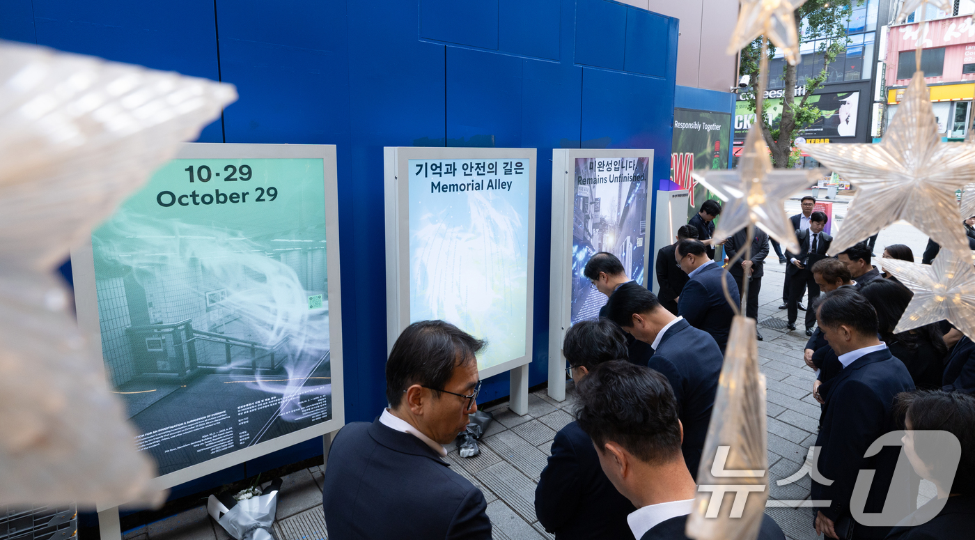 (서울=뉴스1) 이승배 기자 = 이해식 국정기획위원회 정치행정분과장이 위원들과 함께 26일 오후 서울 용산구 이태원 참사 현장인 '10.29 기억과 안전의 길'을 찾아 희생자들을 …