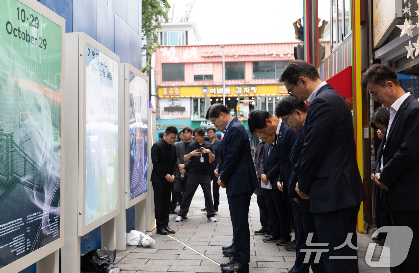 (서울=뉴스1) 이승배 기자 = 이해식 국정기획위원회 정치행정분과장이 위원들과 함께 26일 오후 서울 용산구 이태원 참사 현장인 '10.29 기억과 안전의 길'을 찾아 희생자들을 …