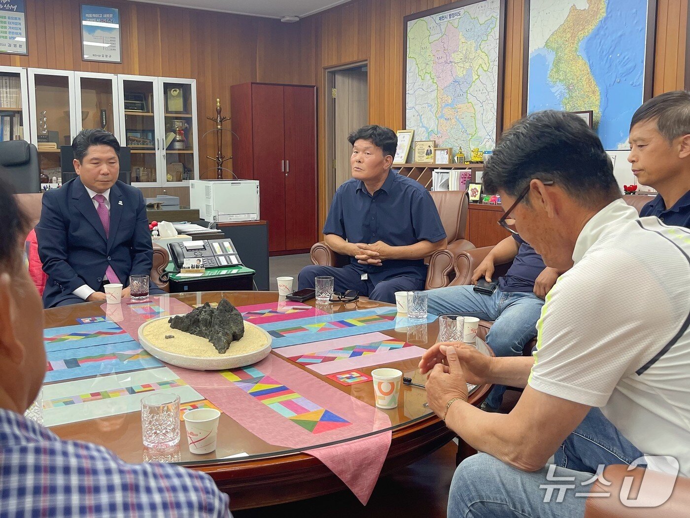 본문 이미지 - 제천시 봉양읍 주민들과 비공개 만남을 갖고 있는 김창규 제천시장.&#40;봉양읍 주민 제공, 재판매 및 DB금지&#41; /뉴스1   