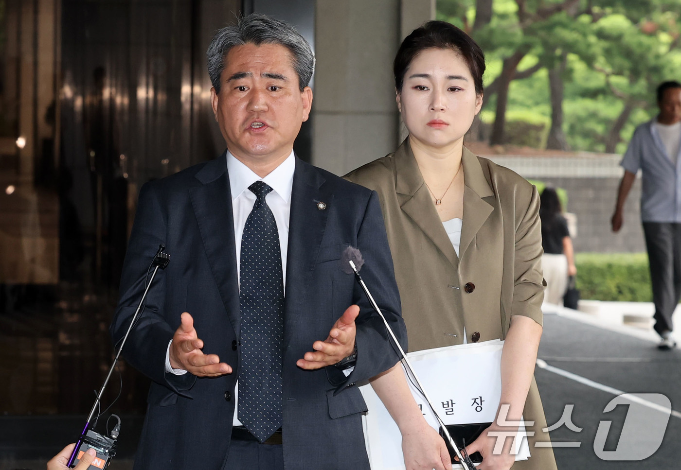 (서울=뉴스1) 박세연 기자 = 윤석열 전 대통령 법률대리인 송진호, 김계리 변호사가 26일 비화폰 기록 임의제출과 관련해 경호처 지휘부 등 8명을 대통령기록물 관리법 위반, 군사 …