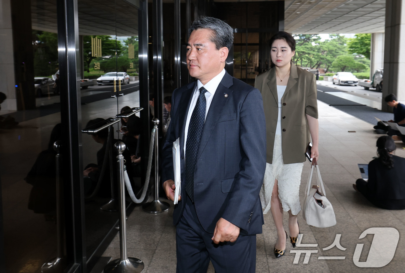 (서울=뉴스1) 박세연 기자 = 윤석열 전 대통령 법률대리인 송진호, 김계리 변호사가 26일 비화폰 기록 임의제출과 관련해 경호처 지휘부 등 8명을 대통령기록물 관리법 위반, 군사 …