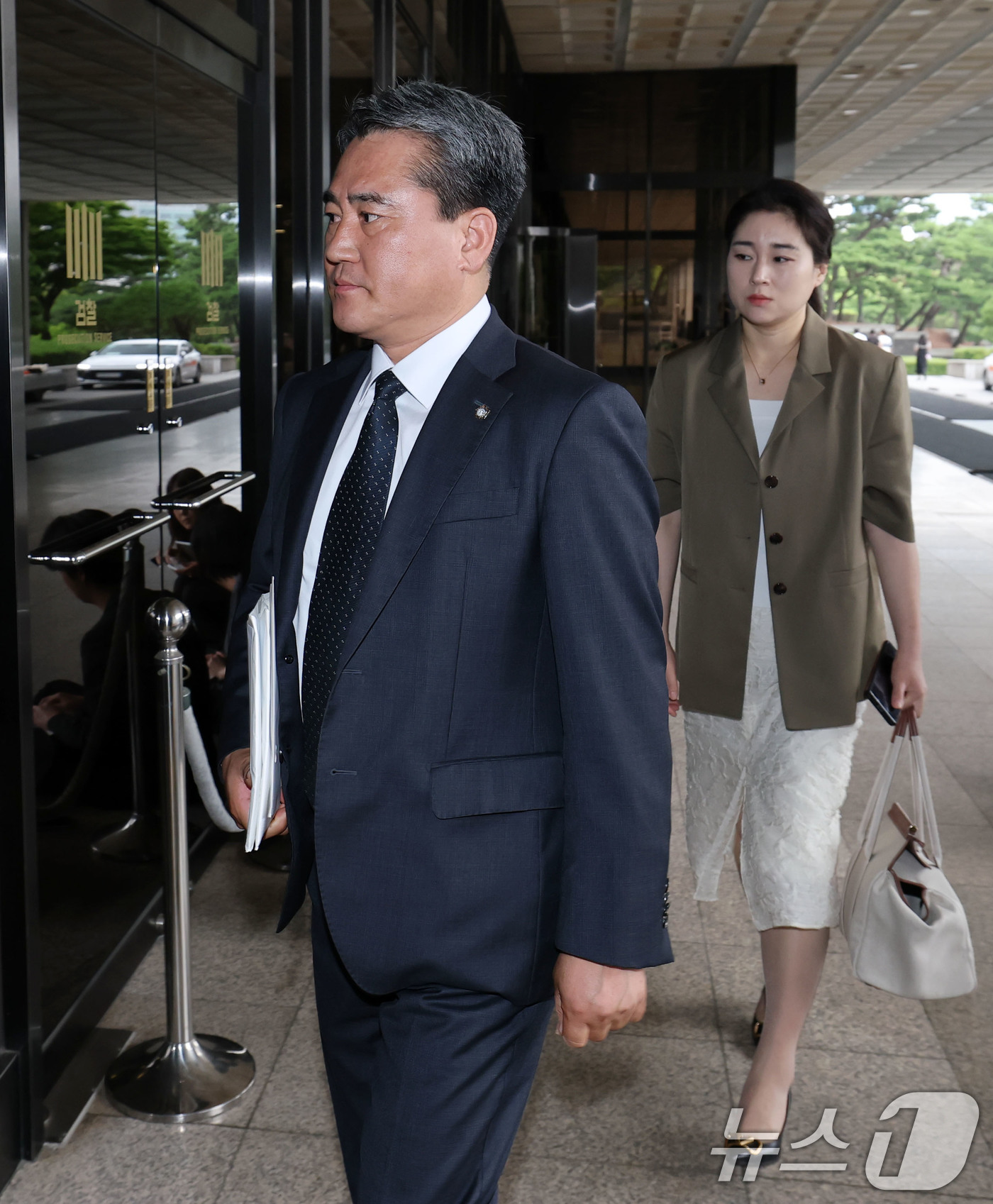 (서울=뉴스1) 박세연 기자 = 윤석열 전 대통령 법률대리인 송진호, 김계리 변호사가 26일 비화폰 기록 임의제출과 관련해 경호처 지휘부 등 8명을 대통령기록물 관리법 위반, 군사 …