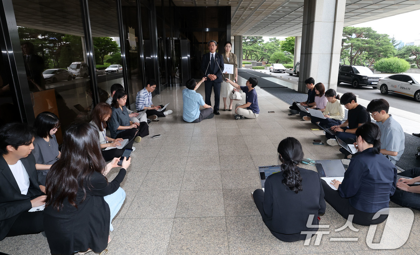 (서울=뉴스1) 박세연 기자 = 윤석열 전 대통령 법률대리인 송진호, 김계리 변호사가 26일 비화폰 기록 임의제출과 관련해 경호처 지휘부 등 8명을 대통령기록물 관리법 위반, 군사 …