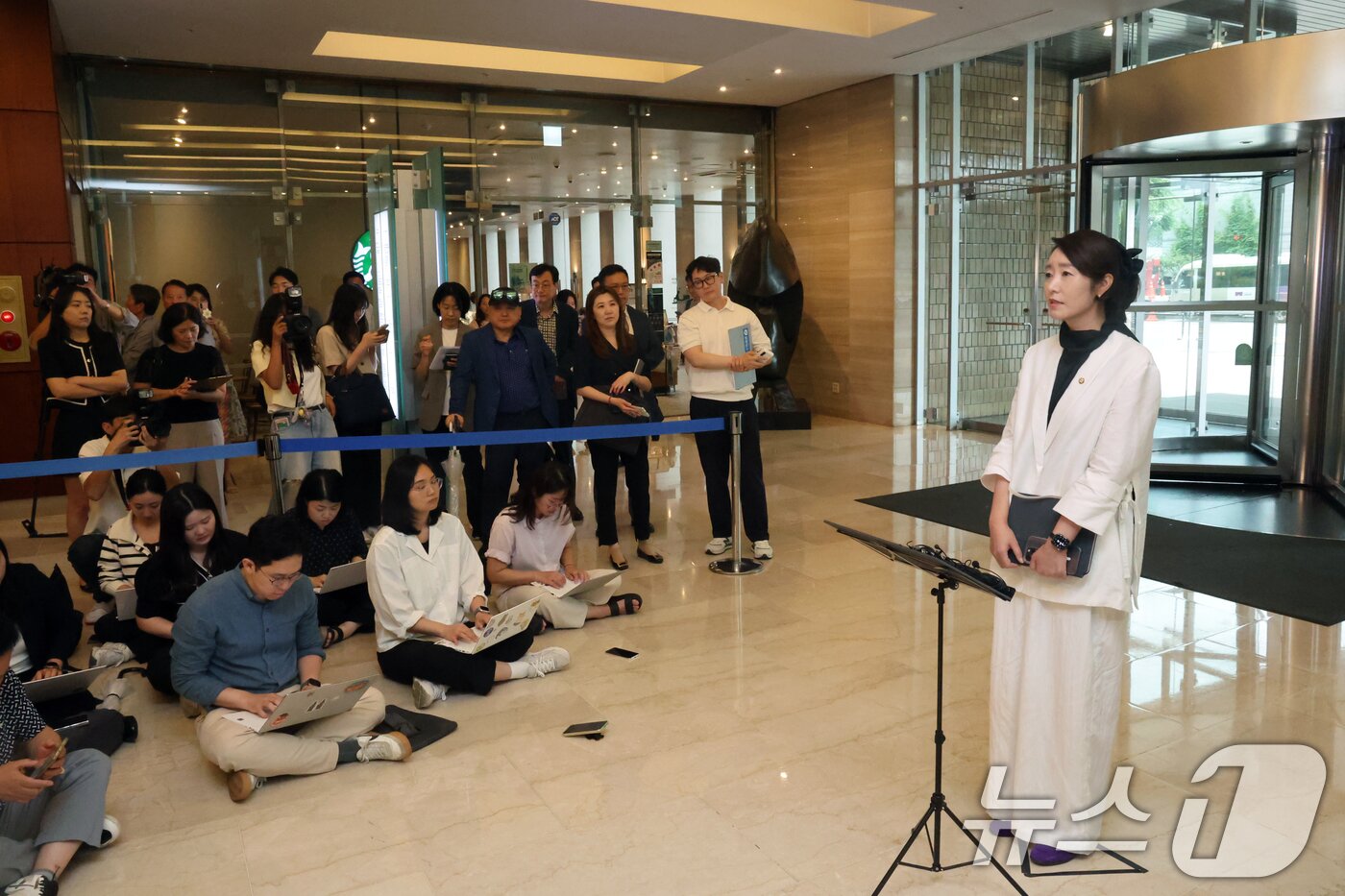 본문 이미지 - 강선우 여성가족부 장관 후보자가 26일 오후 서울 종로구 이마빌딩에 마련된 인사청문회 사무실로 출근하며 소감을 밝히고 있다. 2025.6.26/뉴스1 ⓒ News1 황기선 기자