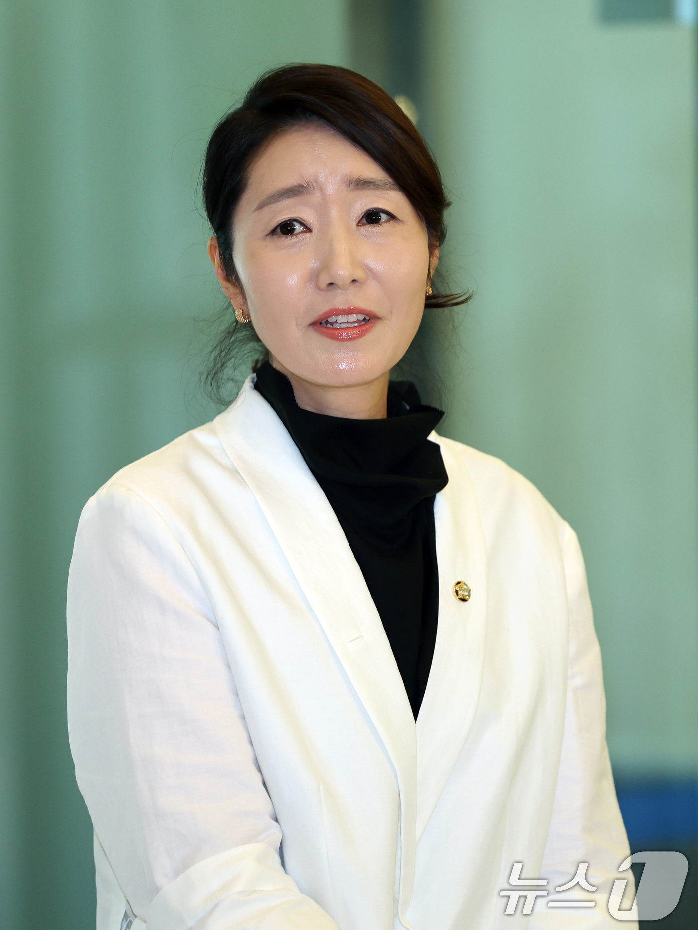 (서울=뉴스1) 황기선 기자 = 강선우 여성가족부 장관 후보자가 26일 오후 서울 종로구 이마빌딩에 마련된 인사청문회 사무실로 출근하며 소감을 밝히고 있다. 2025.6.26/뉴스 …