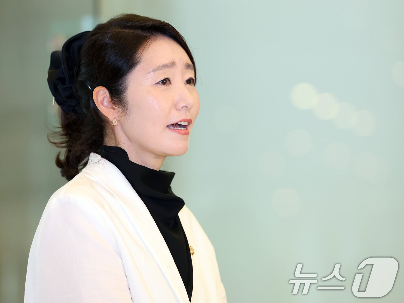 본문 이미지 - 강선우 여성가족부 장관 후보자가 26일 오후 서울 종로구 이마빌딩에 마련된 인사청문회 사무실로 출근하며 소감을 밝히고 있다. 2025.6.26/뉴스1 ⓒ News1 황기선 기자