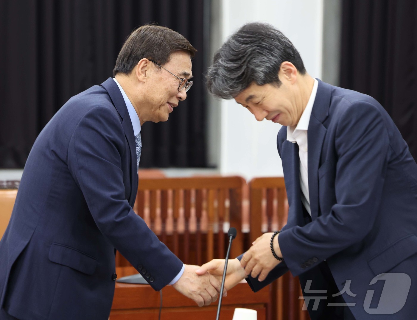 (서울=뉴스1) 국회사진기자단 = 이종석 국가정보원장이 26일 서울 여의도 국회에서 열린 정보위원회 전체회의에서 윤건영 더불어민주당 의원과 악수하고 있다. 2025.6.26/뉴스1 …