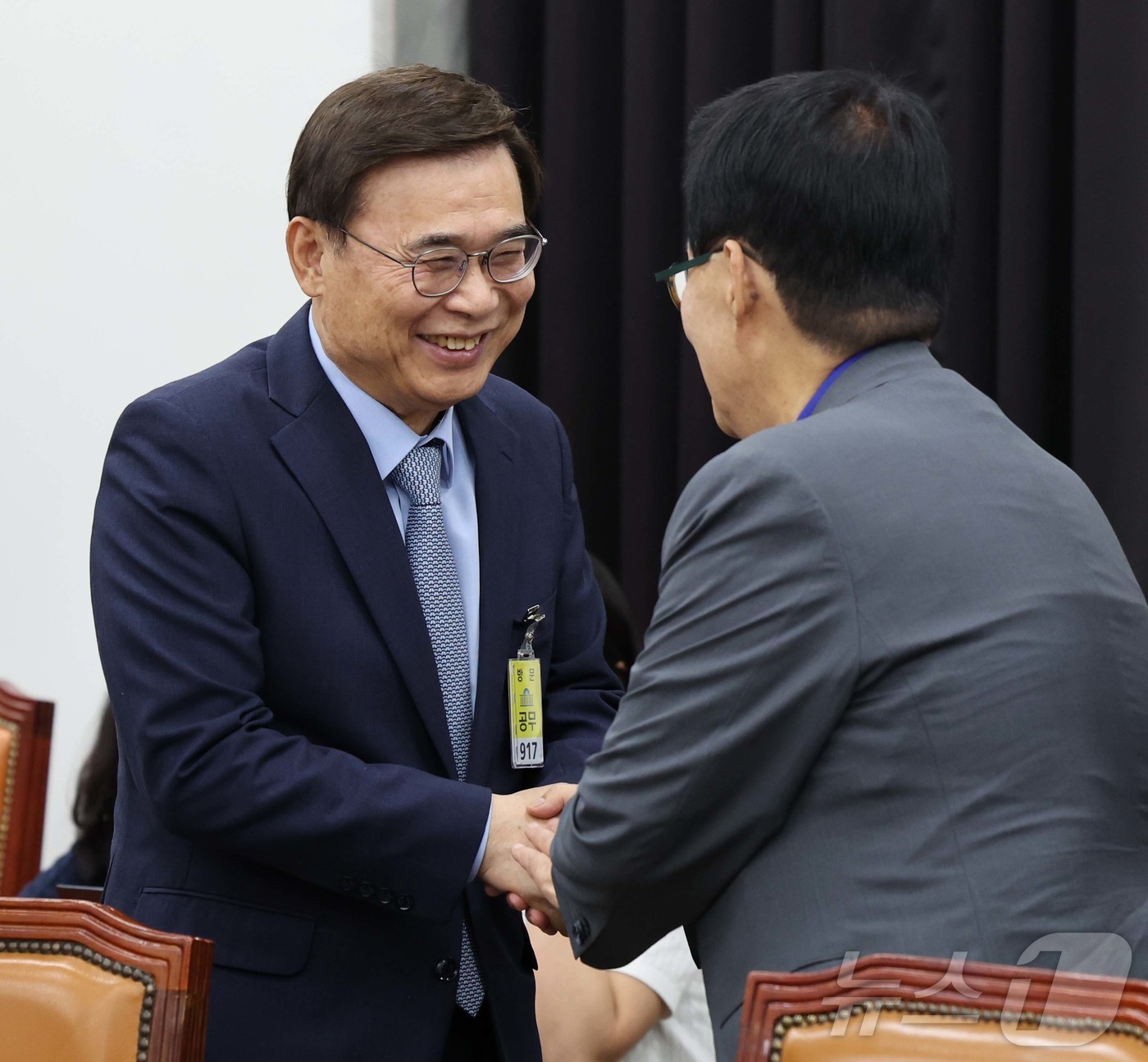 (서울=뉴스1) 국회사진기자단 = 이종석 국가정보원장이 26일 서울 여의도 국회에서 열린 정보위원회 전체회의에 출석해 전 국정원장인 박지원 더불어민주당 의원과 인사를 나누고 있다. …