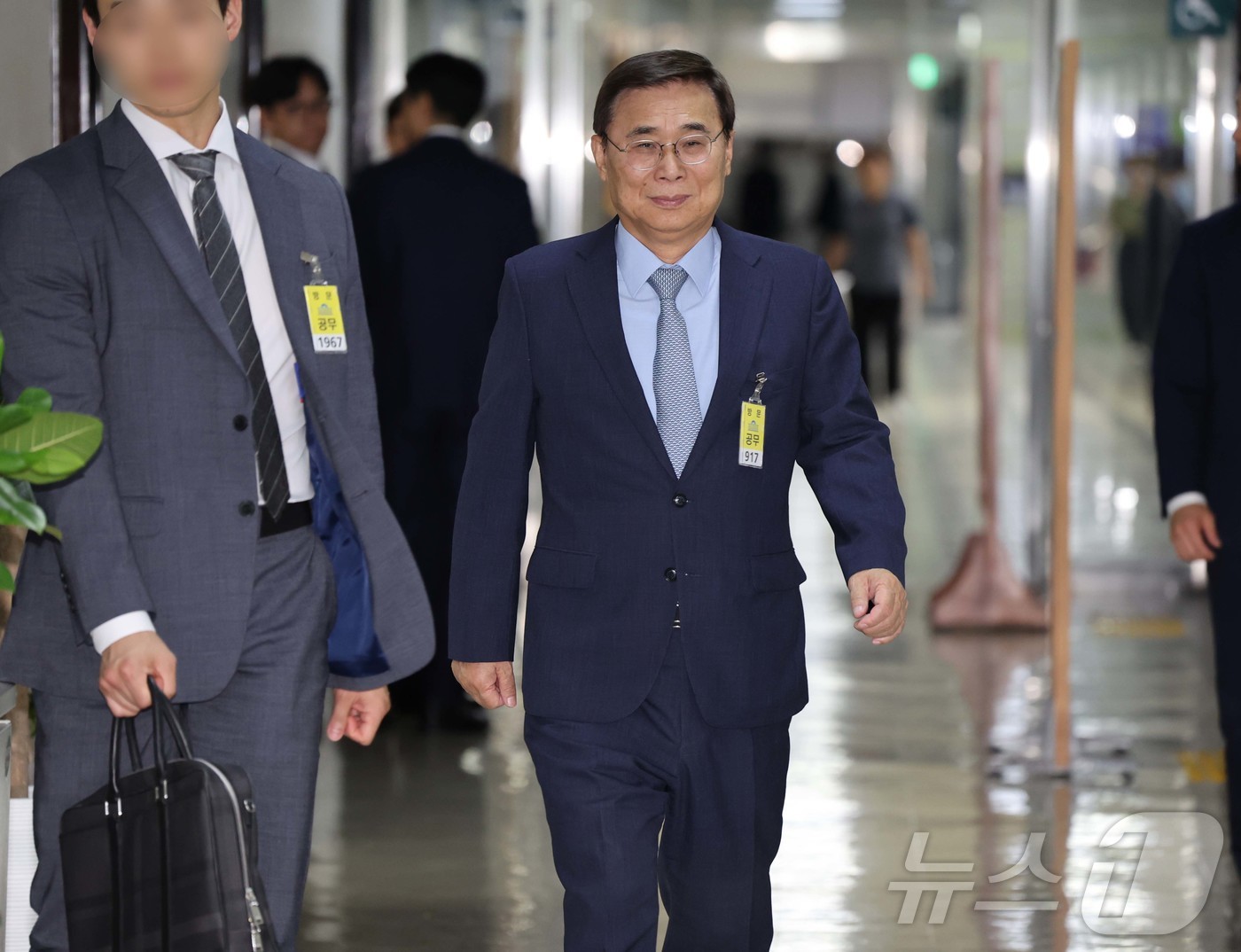 (서울=뉴스1) 국회사진기자단 = 이종석 국가정보원장이 26일 서울 여의도 국회에서 열린 정보위원회 전체회의에 출석하고 있다. 2025.6.26/뉴스1