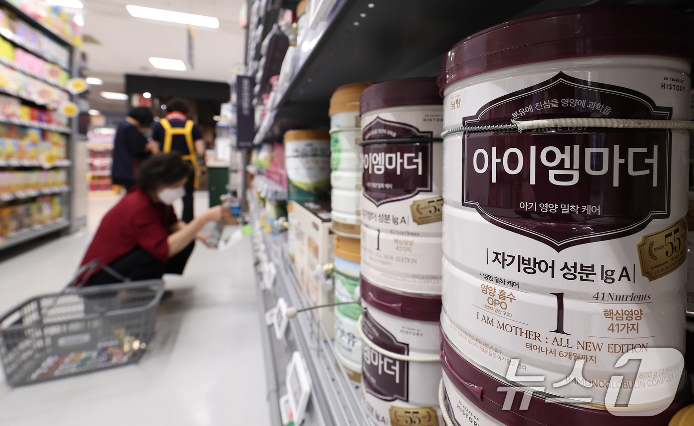 (서울=뉴스1) 김성진 기자 = 저출생 고착화로 아이들의 울음소리가 줄어드는 상황에서도 출산·육아 관련 물가는 오히려 치솟는 '육아 인플레이션' 현상이 이어지고 있다.지난 24일 …