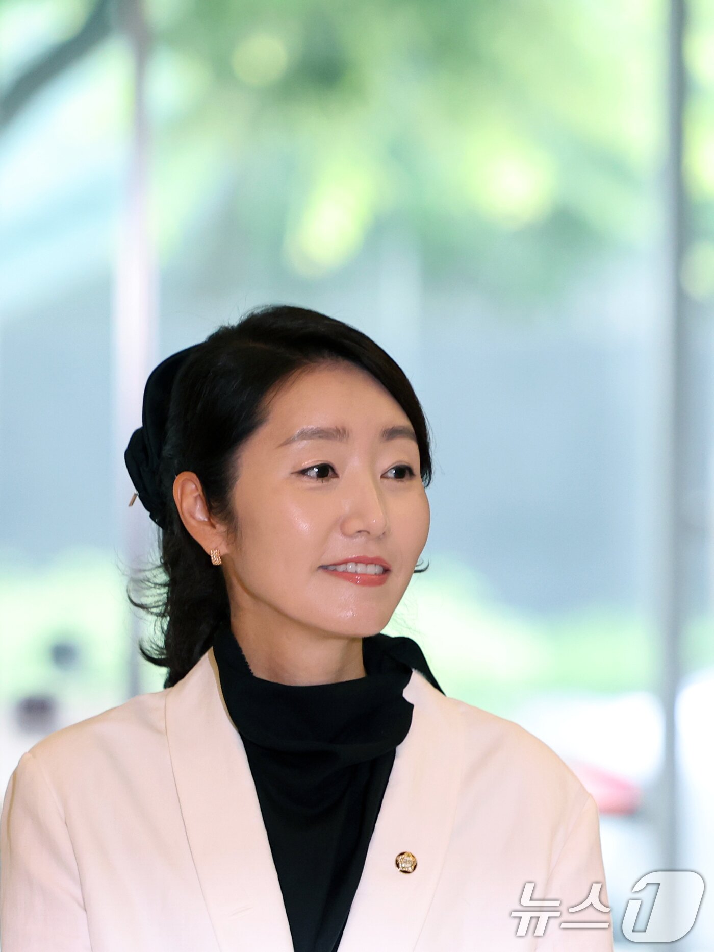 본문 이미지 - 강선우 여성가족부 장관 후보자가 26일 오후 서울 종로구 이마빌딩에 마련된 인사청문회 사무실로 출근하고 있다. 2025.6.26/뉴스1 ⓒ News1 황기선 기자