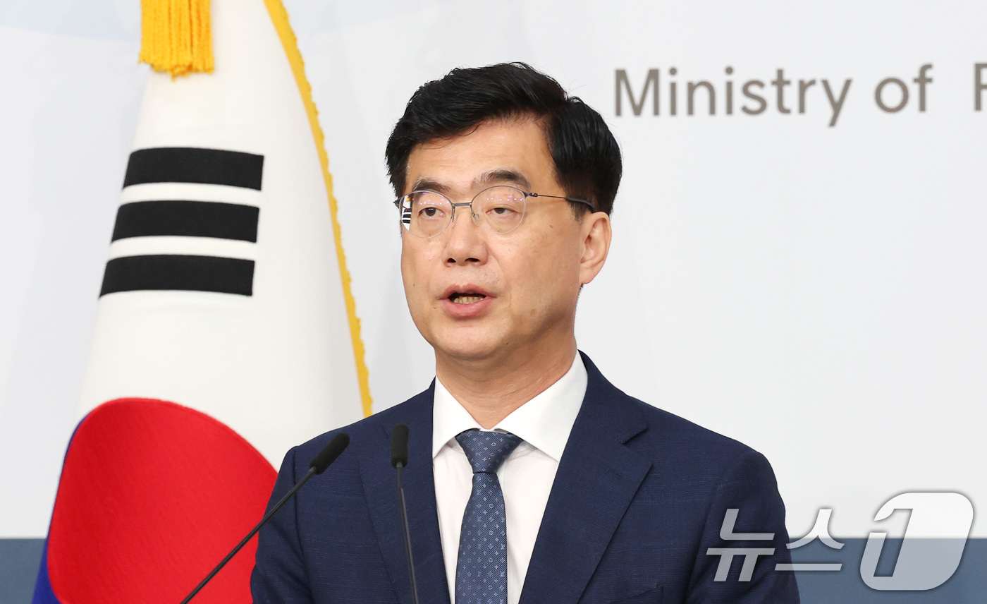 (서울=뉴스1) 임세영 기자 = 이재웅 외교부 대변인이 26일 서울 종로구 외교부 청사에서 정례브리핑을 하고 있다.  2025.6.26/뉴스1