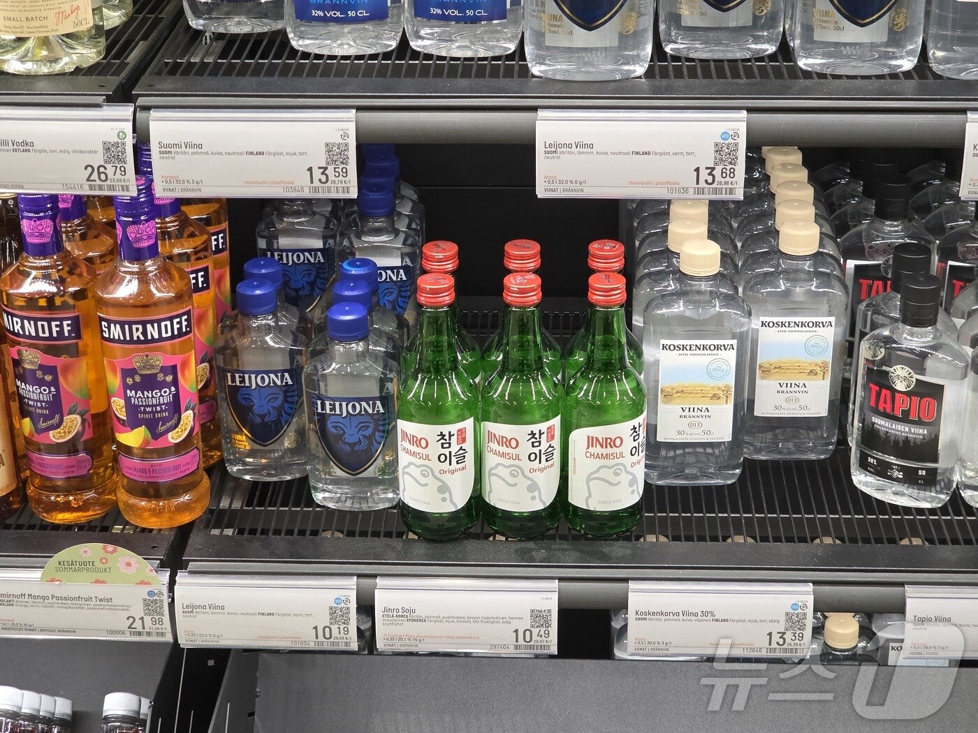 본문 이미지 - 핀란드 헬싱키 현지 주류 매장인 알코에 비치된 참이슬. ⓒ News1 이형진 기자