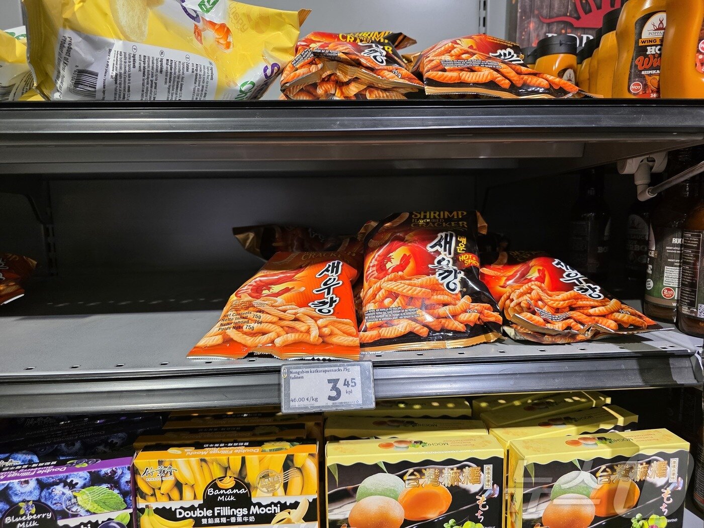 본문 이미지 - 핀란드 헬싱키 현지 마트인 K 마켓&#40;K Market&#41;에 비치된 새우깡 상품. ⓒ News1 이형진 기자