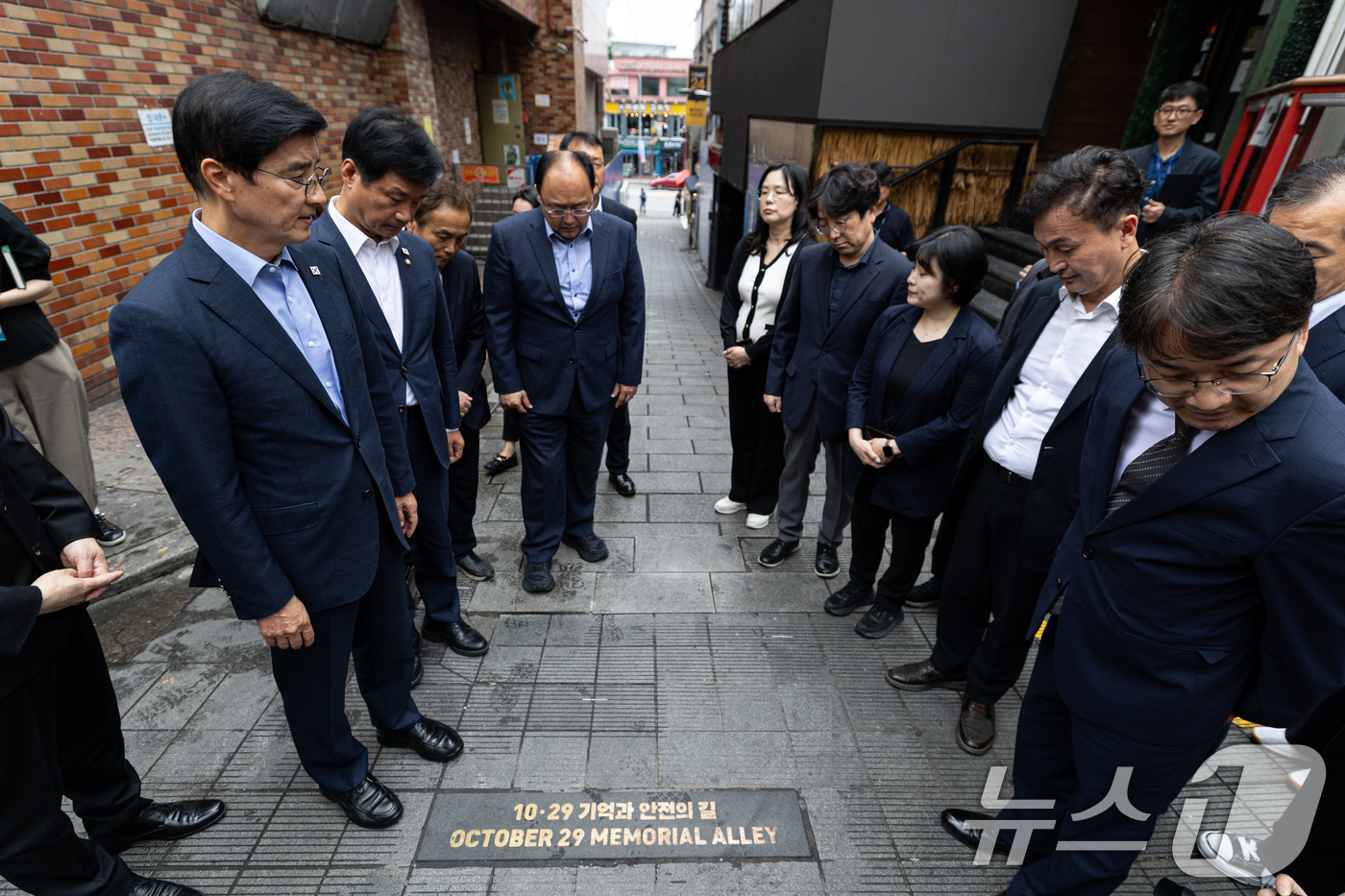 (서울=뉴스1) 이승배 기자 = 이해식 국정기획위원회 정치행정분과장이 위원들과 함께 26일 오후 서울 용산구 이태원 참사 현장인 '10.29 기억과 안전의 길'을 살펴보고 있다. …
