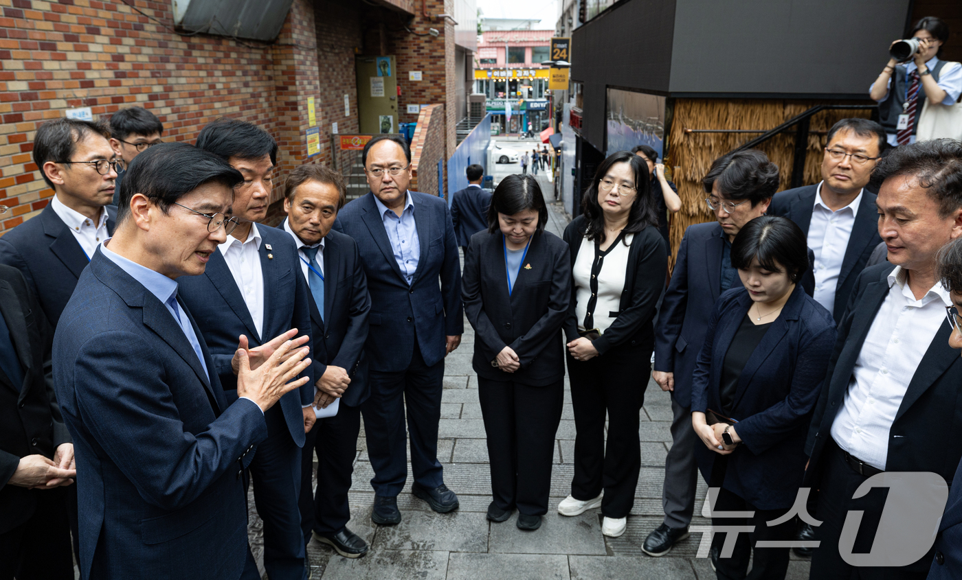 (서울=뉴스1) 이승배 기자 = 이해식 국정기획위원회 정치행정분과장이 위원들과 함께 26일 오후 서울 용산구 이태원 참사 현장인 '10.29 기억과 안전의 길'을 살펴보고 있다. …