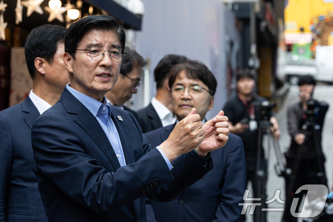 본문 이미지 - 이해식 국정기획위원회 정치행정분과장이 26일 오후 서울 용산구 이태원 참사 현장인 &#39;10.29 기억과 안전의 길&#39;을 찾아 관계자와 대화하고 있다. 2025.6.26/뉴스1 ⓒ News1 이승배 기자