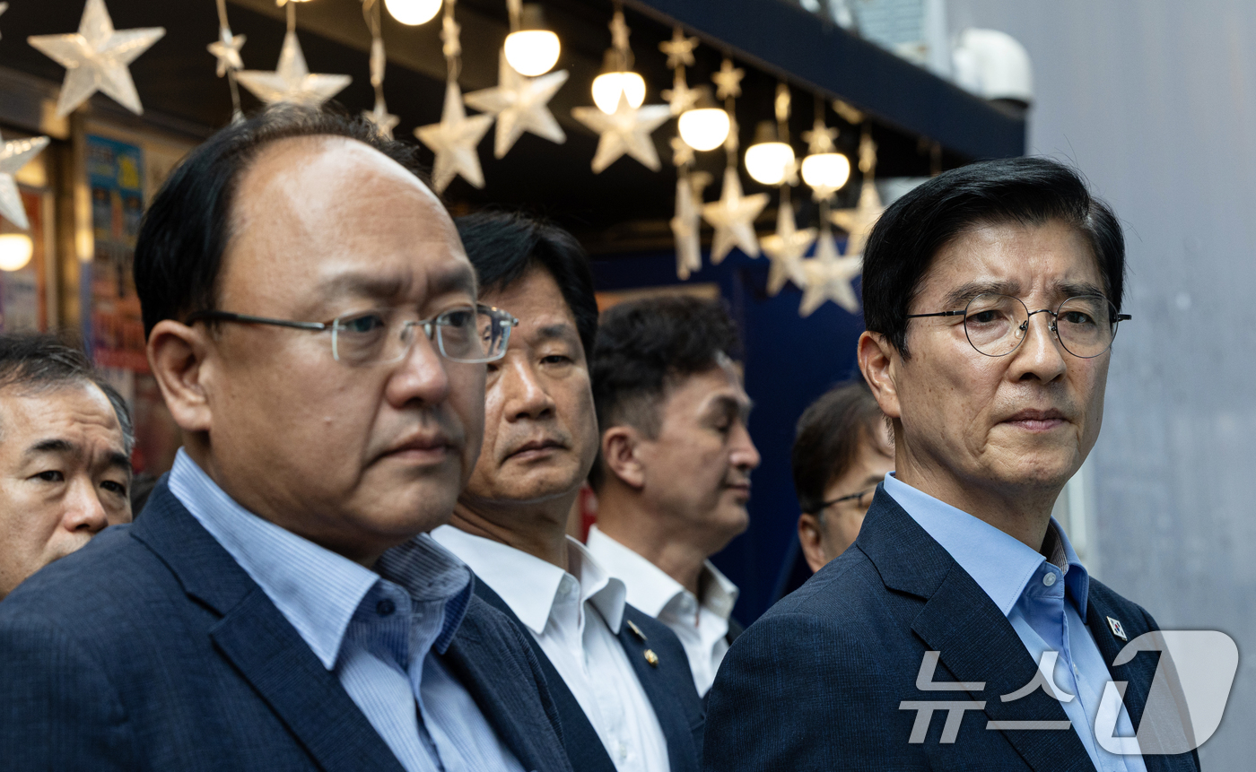 (서울=뉴스1) 이승배 기자 = 이해식 국정기획위원회 정치행정분과장이 위원들과 함께 26일 오후 서울 용산구 이태원 참사 현장인 '10.29 기억과 안전의 길'을 찾아 관계자의 설 …