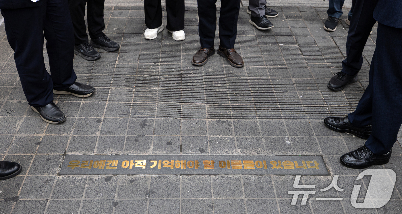 (서울=뉴스1) 이승배 기자 = 이해식 국정기획위원회 정치행정분과장이 위원들과 함께 26일 오후 서울 용산구 이태원 참사 현장인 '10.29 기억과 안전의 길'을 살펴보고 있다. …