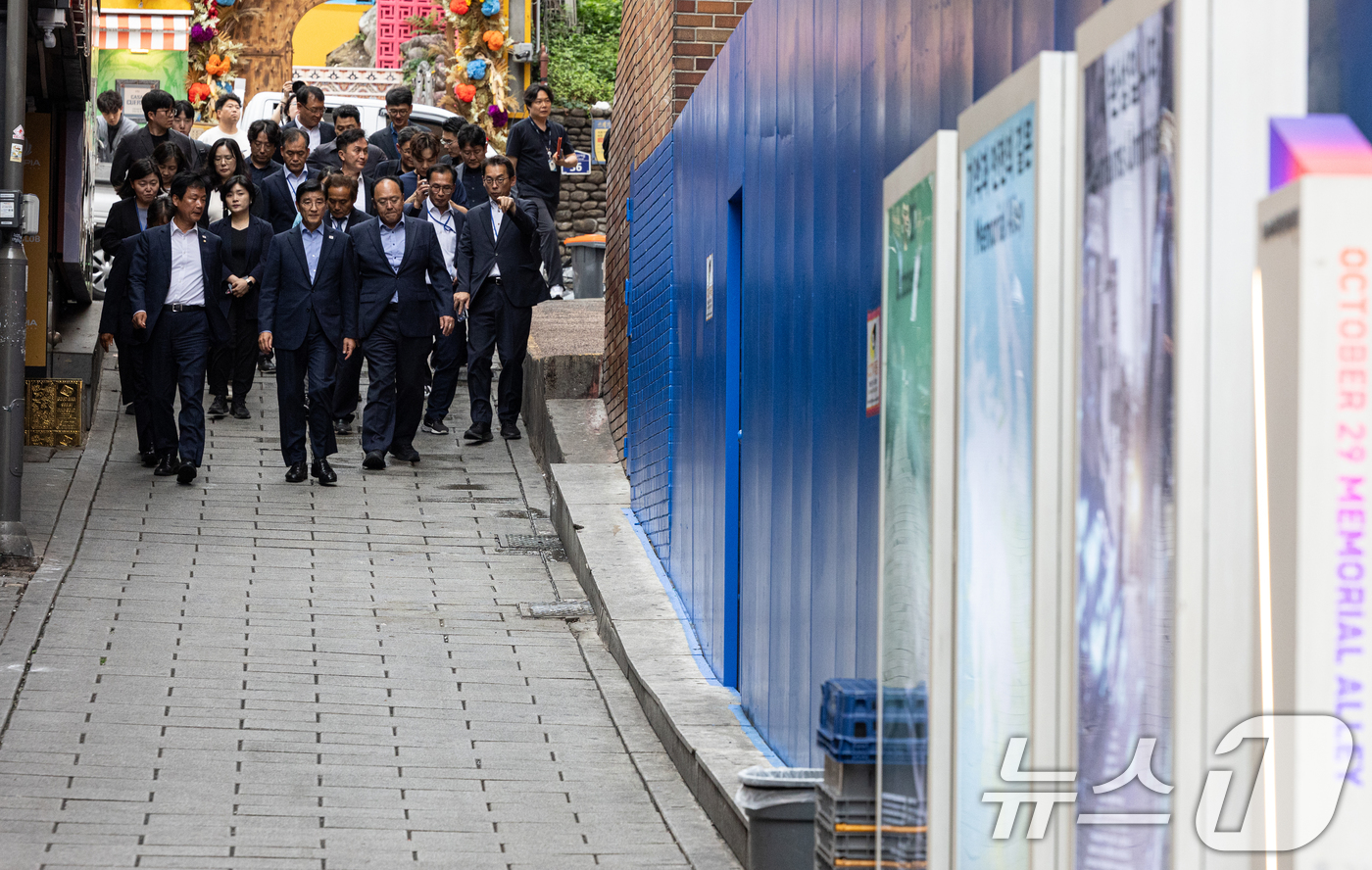 (서울=뉴스1) 이승배 기자 = 이해식 국정기획위원회 정치행정분과장이 위원들과 함께 26일 오후 서울 용산구 이태원 참사 현장인 '10.29 기억과 안전의 길'을 살펴보고 있다. …