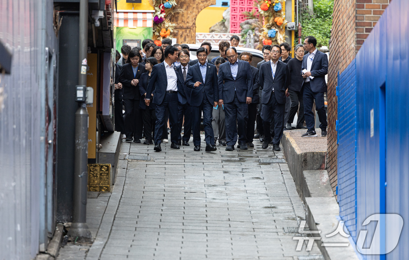 (서울=뉴스1) 이승배 기자 = 이해식 국정기획위원회 정치행정분과장이 위원들과 함께 26일 오후 서울 용산구 이태원 참사 현장인 '10.29 기억과 안전의 길'을 살펴보고 있다. …