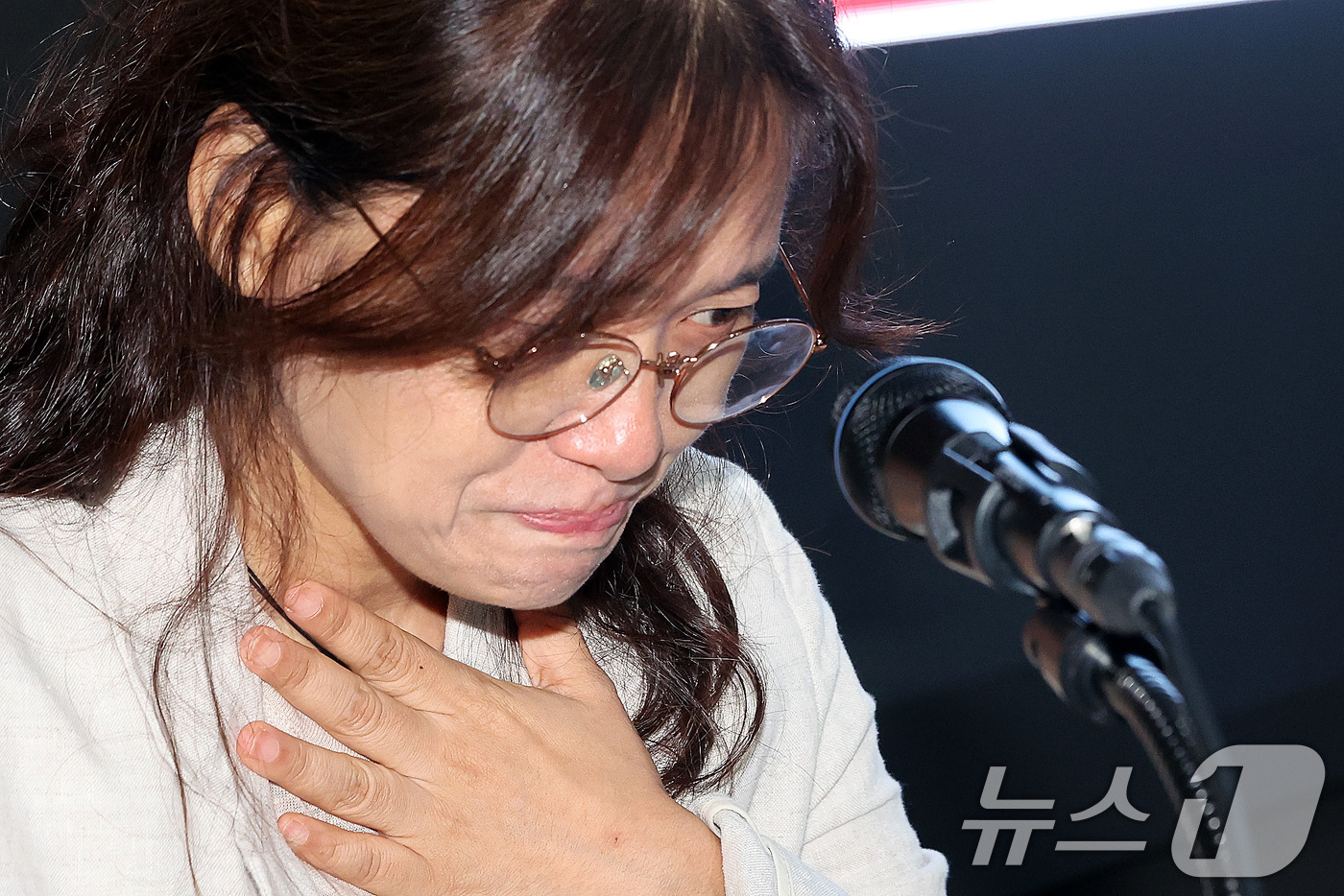 (서울=뉴스1) 이동해 기자 = 영화 '소주전쟁' 최윤진 현장연출이 26일 서울 종로구 필원에서 기자회견을 갖고 본인의 부당 해고와 그 과정에서 발생한 제작사 더 램프와의 갈등 과 …