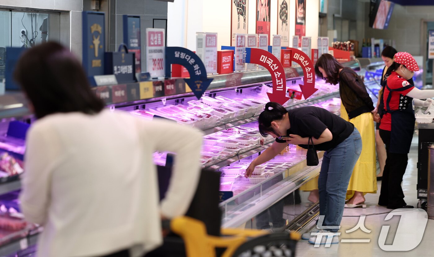 본문 이미지 - 서울 시내 한 대형마트에서 장을 보는 시민들 모습. 2025.6.26/뉴스1 ⓒ News1 김성진 기자