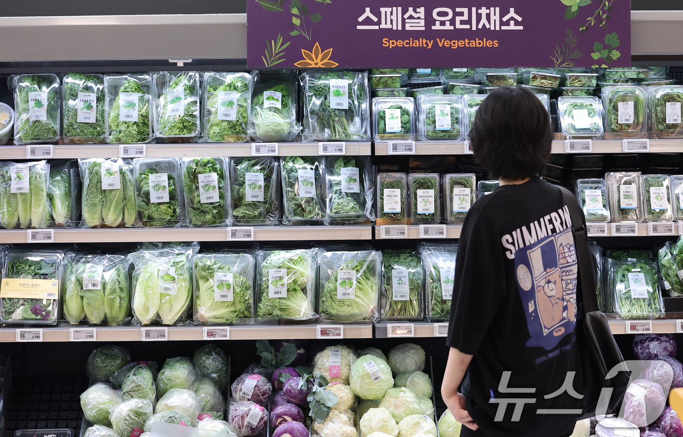 (서울=뉴스1) 김성진 기자 = 정부가 국민 장바구니 부담을 낮추기 위해 농산물 할인 지원을 강화한다.26일 농림축산식품부에 따르면 정부는 최근 1차 추가경정예산을 통해 농축산물 …