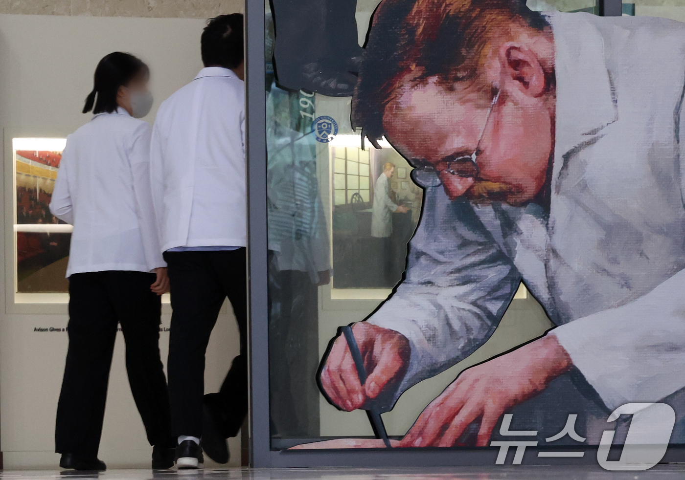 (서울=뉴스1) 김명섭 기자 = 26일 서울 한 대학병원에서 의료진이 이동하고 있다.장기화한 의정갈등 와중에 리더십 부재 비판을 받아왔던 박단 대한전공의협의회(대전협) 비상대책위원 …