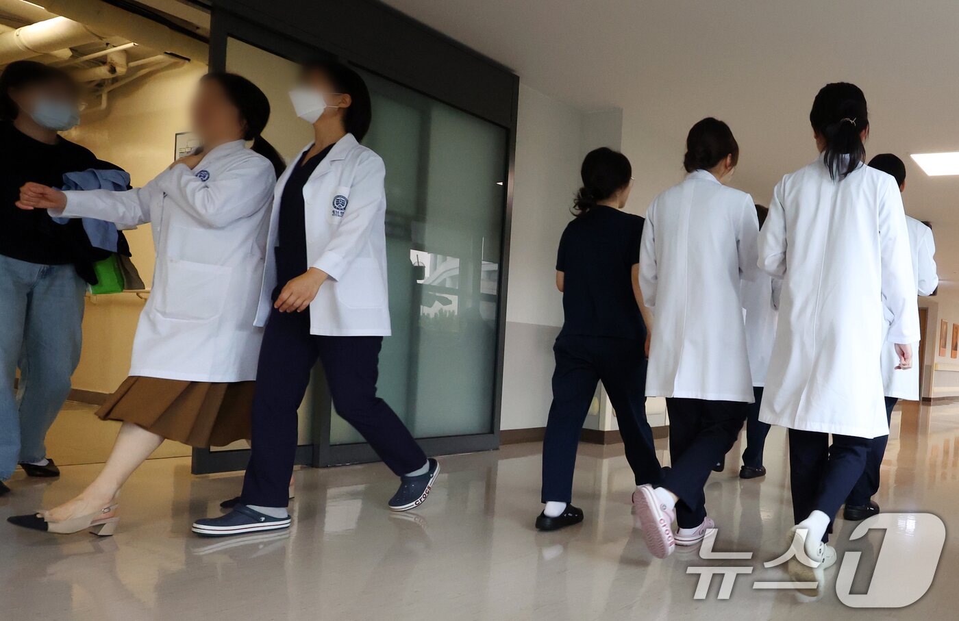 본문 이미지 - 26일 서울 한 대학병원에서 의료진이 이동하고 있다. 2025.6.26/뉴스1 ⓒ News1 김명섭 기자
