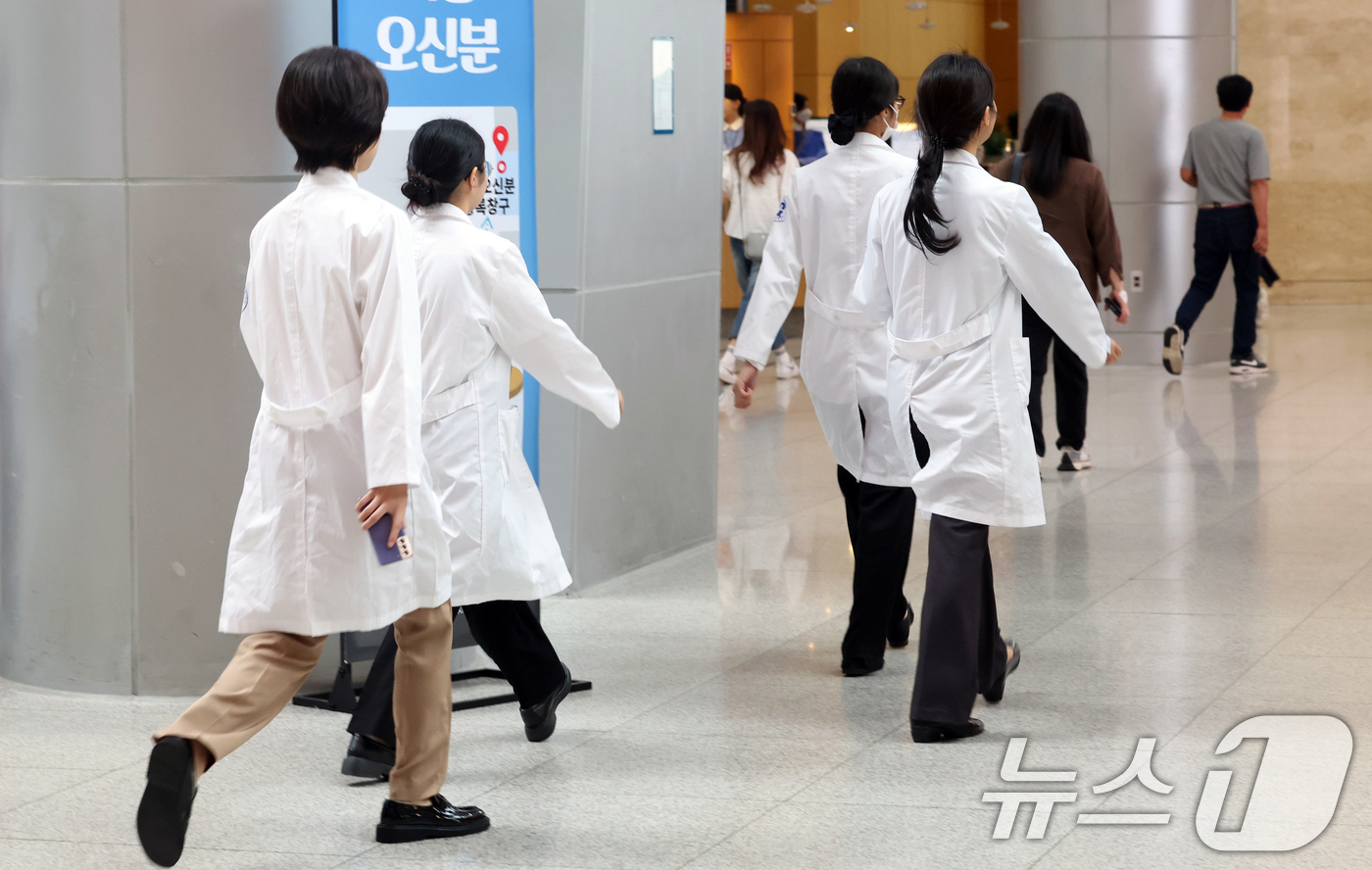 (서울=뉴스1) 김명섭 기자 = 26일 서울 한 대학병원에서 의료진이 이동하고 있다.장기화한 의정갈등 와중에 리더십 부재 비판을 받아왔던 박단 대한전공의협의회(대전협) 비상대책위원 …