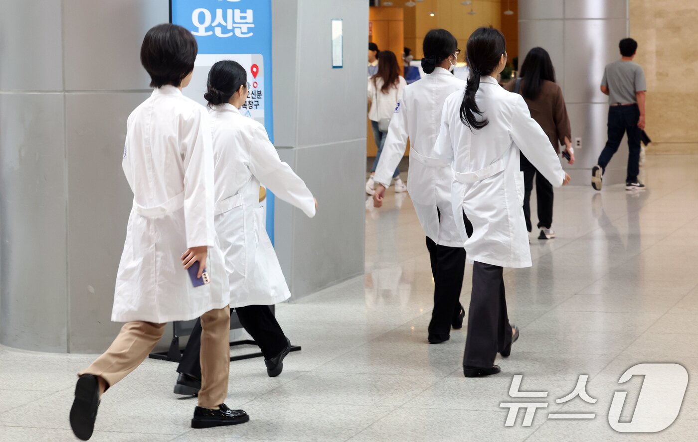 본문 이미지 - 26일 서울 한 대학병원에서 의료진이 이동하고 있다. 2025.6.26/뉴스1 ⓒ News1 김명섭 기자