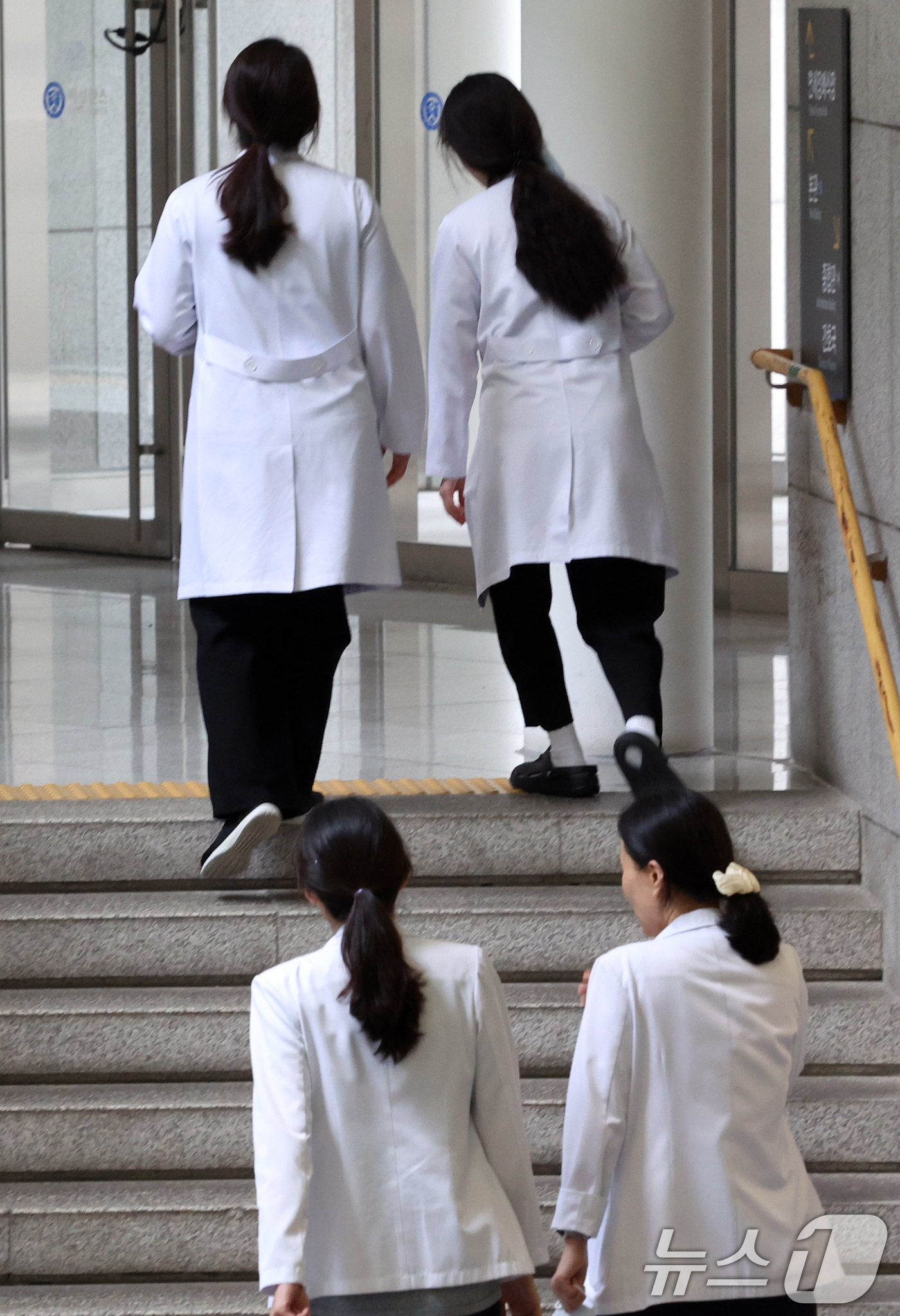 (서울=뉴스1) 김명섭 기자 = 26일 서울 한 대학병원에서 의료진이 이동하고 있다.장기화한 의정갈등 와중에 리더십 부재 비판을 받아왔던 박단 대한전공의협의회(대전협) 비상대책위원 …