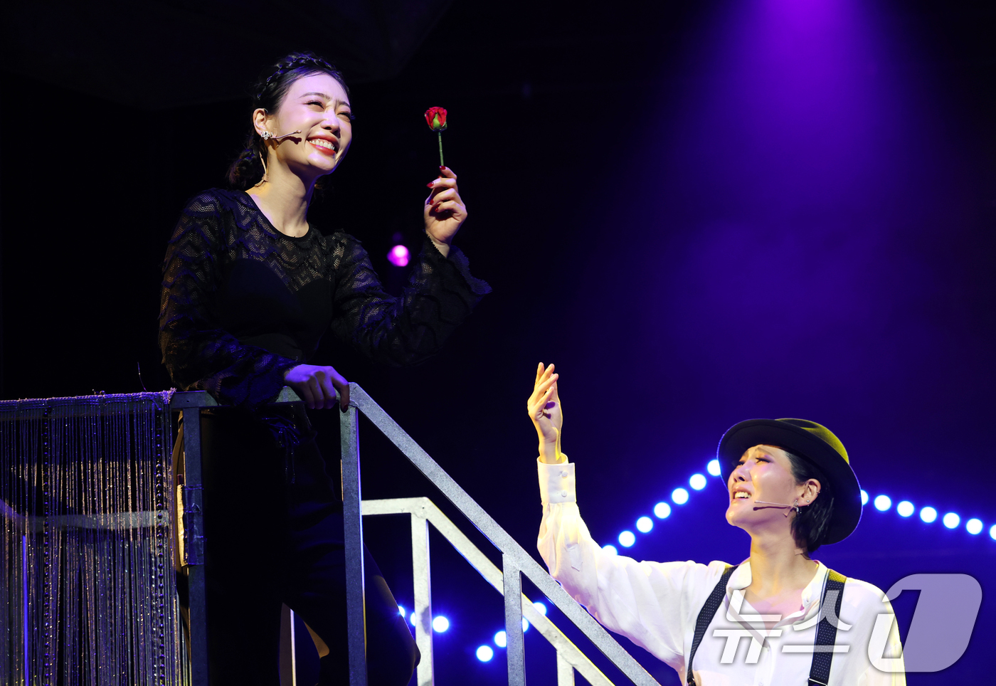 (서울=뉴스1) 권현진 기자 = 배우 김히어라와 정은아(어른쪽)가 26일 오후 서울 종로구 놀 유니플렉스 열린 뮤지컬 ‘프리다’ 프레스콜에서 열연을 펼치고 있다. 2025.6.26 …